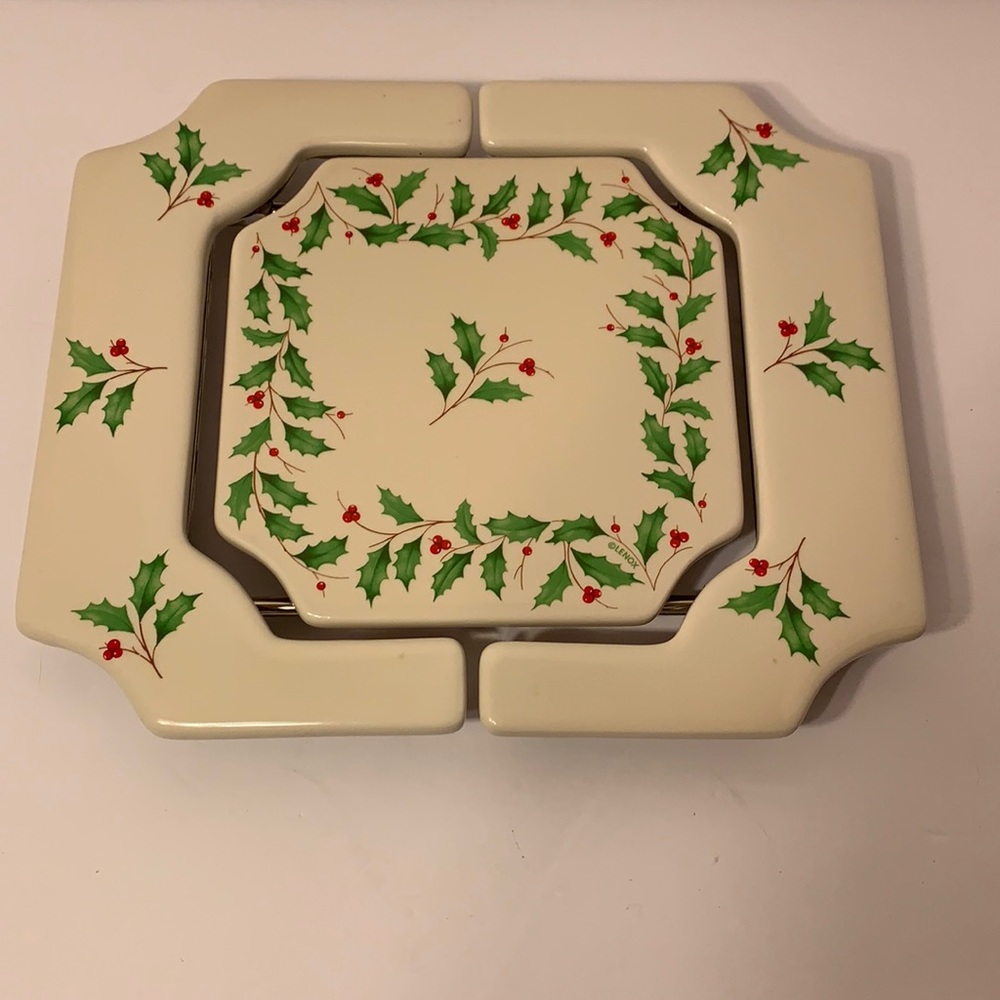Lenox Expandable Trivet. “Holiday” Pattern